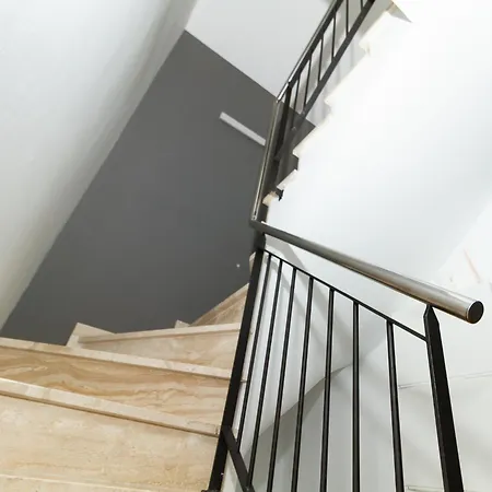 Duplex In Near Sandy Apartment *